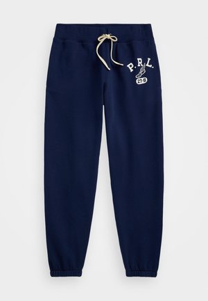 Donkerblauwe sweatpants met elastische taille en boorden, crèmekleurige trekkoord en wit "P.R.L. 27:B" logo op de linker dij.