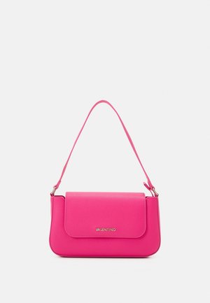 Bolso de hombro Valentino de color rosa brillante con cierre de solapa y una sola correa, mostrado contra un fondo claro y liso.
