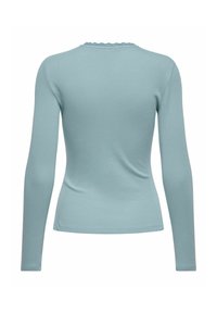 Lys blå langermet topp laget av et mykt, glatt stoff. Har en bølgete halslinning og tettsittende silhuett. Enkel design uten synlige mønstre.