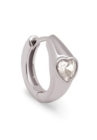 Orecchino a cerchio in argento con una pietra preziosa trasparente a forma di cuore. Superficie liscia e lucida con un design leggermente arrotondato.