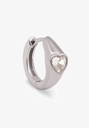 Boucle d'oreille en argent avec une pierre précieuse transparente en forme de cœur. Surface lisse et polie avec un design légèrement arrondi.