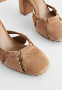 Next CUT-OUT BLOCK - Pumps - brown