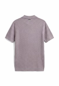 Polo de punto canalé de manga corta de color púrpura claro mostrado desde atrás con una pequeña etiqueta en el cuello.