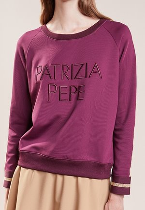 Sweat-shirt violet avec "PATRIZIA PEPE" brodé dans une couleur contrastante. Présente un col côtelé et un tissu texturé.