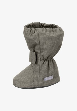 Graue Kinderwinterstiefel aus Stoff mit elastischem Oberteil und verstellbarem Seitengurt, ausgestattet mit einer weichen Sohle und einem kleinen Markenlabel.