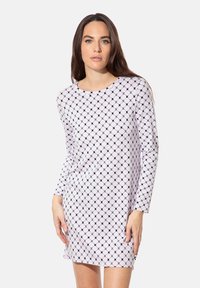 Langärmliges Kleid in hellem Lila mit einem geometrischen schwarzen Muster. Hergestellt aus weichem Stoff mit rundem Ausschnitt und lockerer Passform.