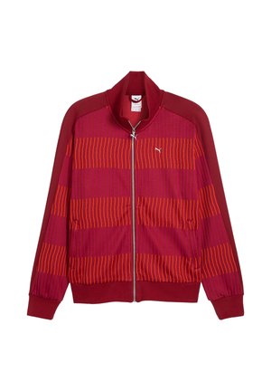 Rot und orange gestreifte Puma-Jacke mit Reißverschluss, Stehkragen und gerippten Bündchen und Saum, vor weißem Hintergrund gezeigt.