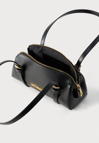 Μαύρη τσάντα ώμου από συνθετικό δέρμα με χρυσά μεταλλικά στοιχεία, κυρτό σχήμα, διπλά φερμουάρ και ρυθμιζόμενο επίπεδο λουρί ώμου.