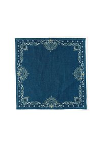 Denim fyrkantig scarf med intrikata broderier i ljusblått, gult och vitt längs kanterna, med blommiga och geometriska mönster.