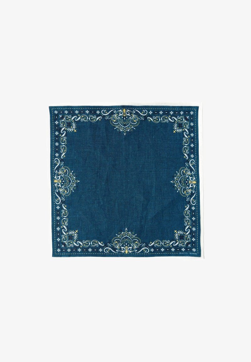 Denim fyrkantig scarf med intrikata broderier i ljusblått, gult och vitt längs kanterna, med blommiga och geometriska mönster.