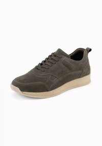 Sneaker in suede verde scuro con suola in gomma, design con lacci, colletto imbottito e dettagli perforati. Presenta un logo discreto sul lato.