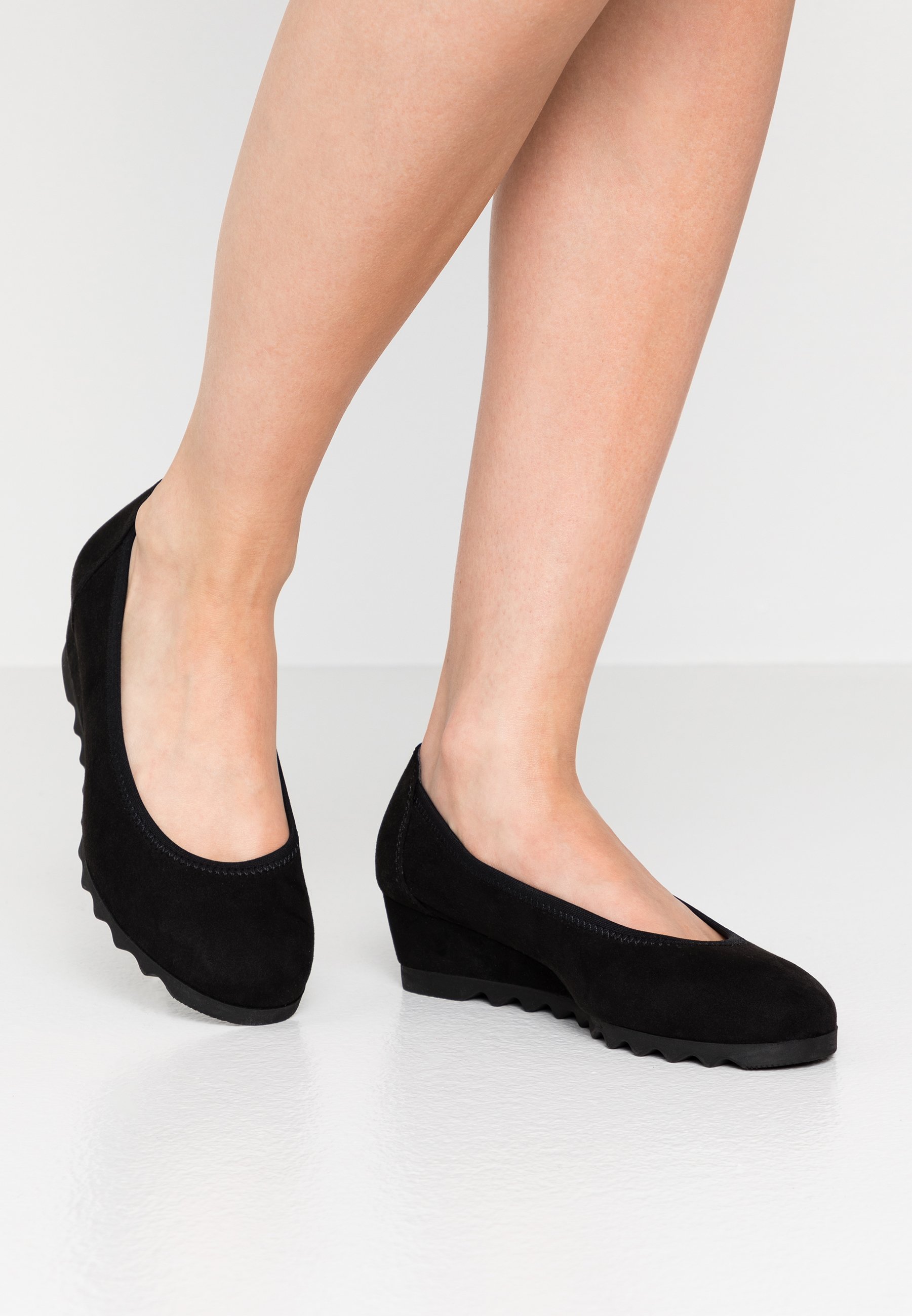 svarta pumps med kilklack svarta pumps med kilklack