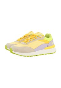 Zapatillas multicolores con una mezcla de amarillo, lavanda y menta; cuentan con materiales de ante y sintéticos, suela texturizada y cordones en contraste.