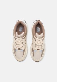 EA7 Emporio Armani SONIC DART UNISEX - Baskets basses - beige/white