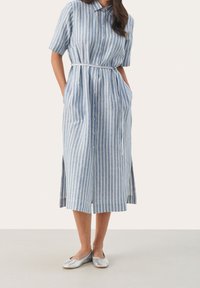 Robe chemise en lin rayé bleu avec boutons à l'avant, manches courtes, ceinture à la taille et poches latérales, présente une longueur mi-mollet et des fentes.