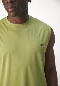 ICANIWILL STRIDE SLEEVELESS MEN - Felső - light olive