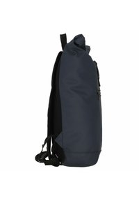 Rugzak in donkerblauw, gemaakt van duurzaam materiaal. Beschikt over een oprol ontwerp, gevoerde schouderbanden en een zijrits vak voor opslag.