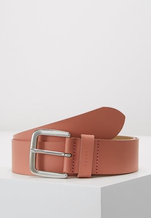 Ceinture en cuir marron avec boucle rectangulaire argentée, roulée et posée sur une surface blanche, avec "ESPRIT" embossé sur la boucle de ceinture.