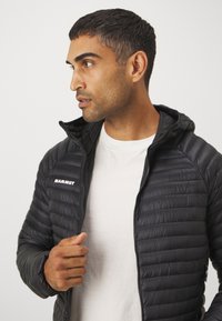 Mammut AENERGY HOODED JACKET MEN - Jakna ispunjena paperjem - black