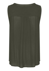 Haut sans manches vert foncé, en tissu lisse et léger. Il présente un col rond et de légers plis à l'arrière pour une coupe décontractée.