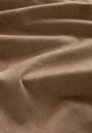 Tissu en daim brun avec une texture douce, présentant des plis et des vagues délicates, mettant en valeur une surface lisse et des tons de couleurs discrets.
