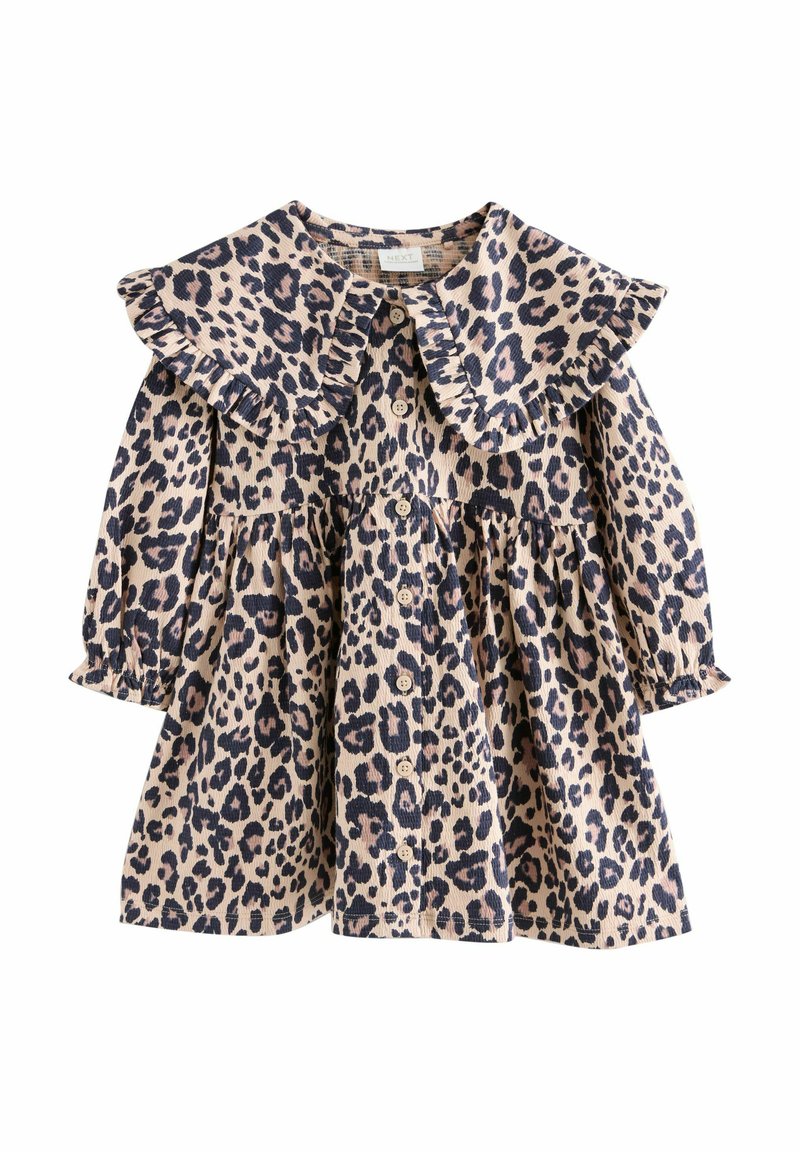 Robe à imprimé léopard avec un col volanté, des manches longues et une fermeture à boutons. Fabriquée en tissu doux avec un design fluide et évasé.