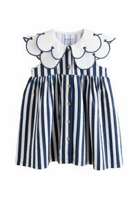 Blau-weiß gestreiftes Kleid mit einem gewellten weißen Kragen, Knopfleiste und gerafftem Taillenbund, gefertigt aus strukturierter Baumwollware.