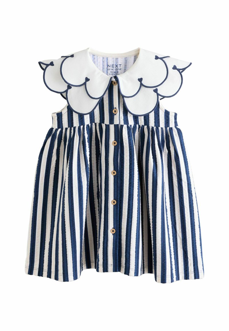 Blau-weiß gestreiftes Kleid mit einem gewellten weißen Kragen, Knopfleiste und gerafftem Taillenbund, gefertigt aus strukturierter Baumwollware.