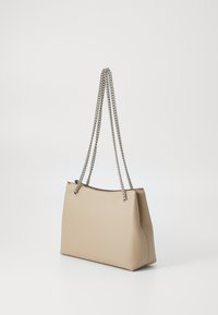 Borsa in vera pelle beige con forma strutturata, manici a catena e texture liscia; presenta un design minimalista senza decorazioni visibili.
