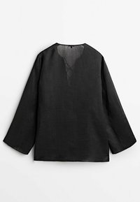 Chemise noire en lin à manches longues avec un col en V et un détail à lacets à l'avant, offrant une coupe décontractée et un tissu texturé.