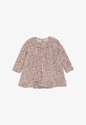 Långärmad klänning med rund halsringning, prydd med ett lila blommigt mönster på en vit bakgrund. Utsvängd form och mjukt tyg.