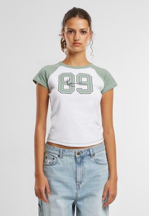 White short-sleeve t-shirt with green raglan sleeves, featuring the number "89" in grey. Casual fit, cotton material, ribbed neckline.