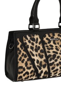 Fekete és leopárdmintás kézitáska texturált szőrme hatású anyagból, kontrasztos sima bőrből, dupla fogantyúval és ezüst logó díszítéssel.