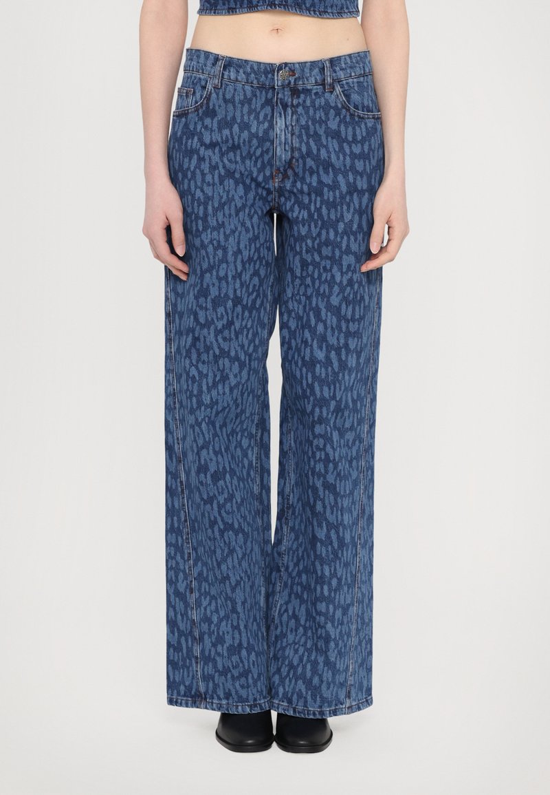 Weite Jeans in dunkelblauem Denim mit einem Leopardenmuster, Fünf-Taschen-Design und Kontrastnähten.