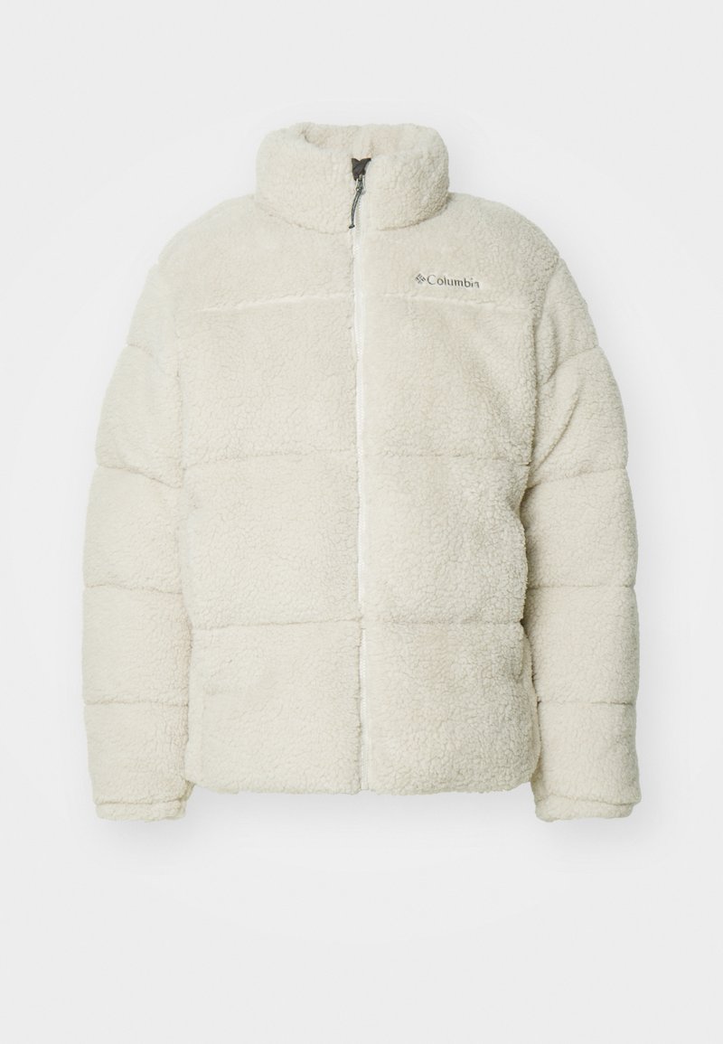 Helles beige Fleece-Jacket mit hohem Kragen, Reißverschluss vorne, horizontalen Nähten und einem kleinen Logo auf der oberen linken Seite.