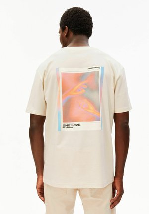 Mann trägt beige T-Shirt mit farbigem Aufdruck von zwei Händen auf dem Rücken, Text "ONE LOVE NO GENDER" und Markenname "ARMEDANGELS" darüber.