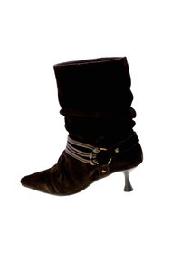 Brune ruskind mid-calf støvle med spids tå, lav kitten hæl og dekorativ rem med guld ring omkring anklen.