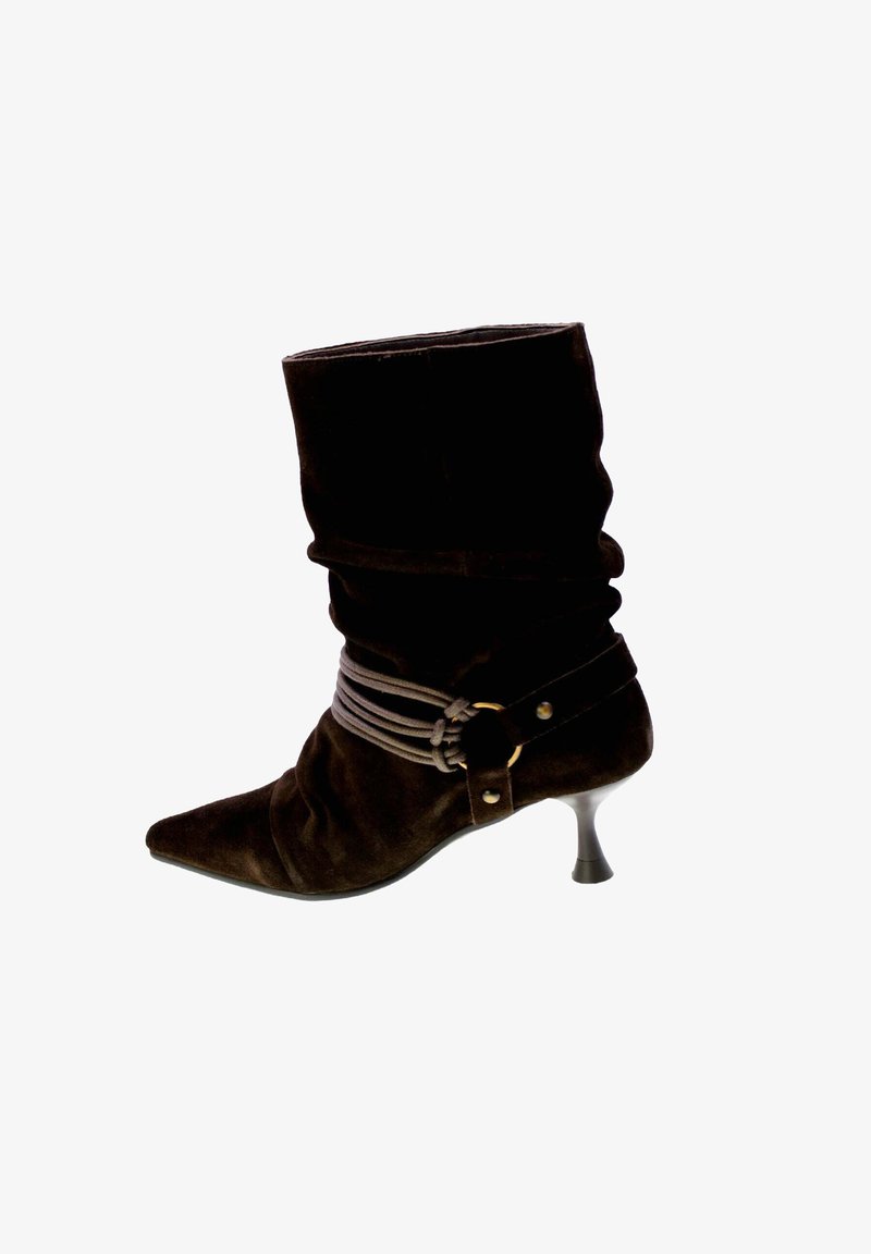 Stivale in suede marrone fino al polpaccio con punta affilata, tacco basso a kitten e fascetta decorativa con anello dorato attorno alla caviglia.
