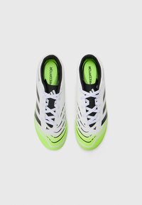 Scarpe da calcio bianche e verdi con accenti neri. Presentano una parte superiore testurizzata, un design a righe e lacci bianchi. Costruzione leggera.