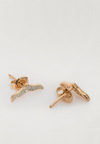 Pendientes de oro rosa con un diseño ondulado que presenta una línea de piedras claras. Incluyen un pasador y un cierre mariposa para un ajuste seguro.