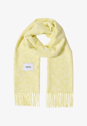 Pañuelo amarillo con un sutil patrón de estampado animal, bordes con flecos y una etiqueta blanca con el nombre de la marca "CECIL". Textura suave.