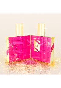 Calendario dell'avvento rosa con porte numerate, decorazioni dorate e una finitura lucida, disposto aperto in un design simmetrico, su uno sfondo scintillante.