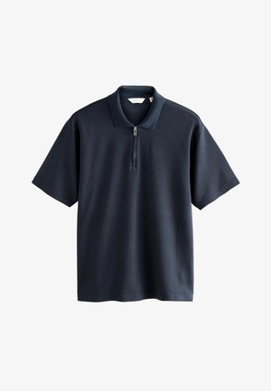 Marineblå kortærmet poloshirt med krave og lynlåslukning foran, lagt fladt på en hvid baggrund.