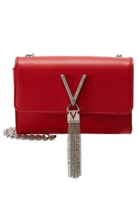 Borsa a tracolla rossa in pelle con una texture liscia, caratterizzata da un emblema argentato a forma di V, un dettaglio a frange e una tracolla a catena.