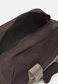 Peak Performance DETOUR II 35L UNISEX - Treningsbag - cliff edge/avid beige/