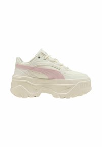 Sneaker bianchi chunky con una suola a pianta spessa, caratterizzati da una striscia del logo Puma rosa chiaro e una tomaia in tessuto. Design con lacci, dettagli testurizzati.