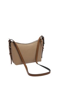 Torebka crossbody w odcieniu tan z teksturowanym wykończeniem, zaokrąglonym dnem, skórzanymi paskami w kolorze brązowym i czarnym oraz akcentami w kolorze srebrnym.