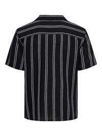 Chemise noire à manches courtes avec des rayures blanches verticales, dotée d'un col et d'une coupe droite. Tissu texturé avec une coupe décontractée.