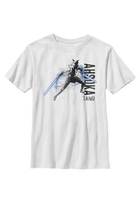 Hvid T-shirt med korte ærmer, der har et grafisk design af en karakter med animeret stil, blå lyssværd og teksten "Ahsoka Tano."