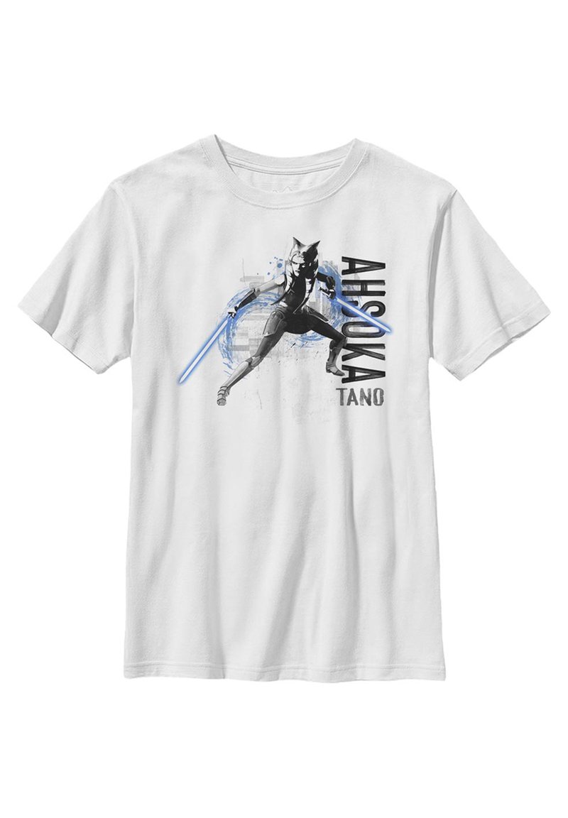 Hvid T-shirt med korte ærmer, der har et grafisk design af en karakter med animeret stil, blå lyssværd og teksten "Ahsoka Tano."